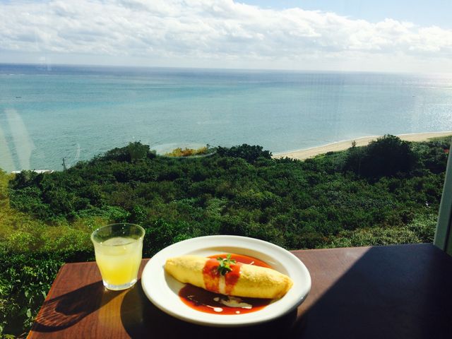 贅沢な窓際の席。_Cafeやぶさち
