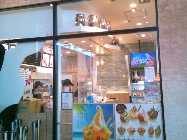 『マザー牧場 CAFE & SOFTCREAM 木更津店』。ソフトクリームが大人気。_三井アウトレットパーク 木更津