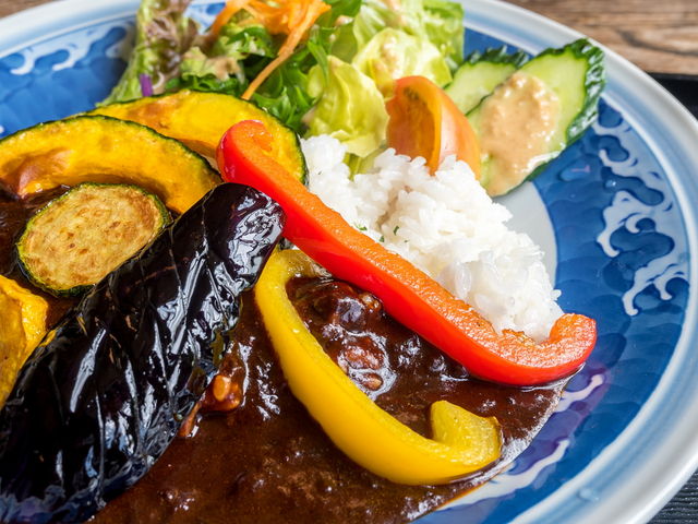 スパイシーなカレーに夏野菜のグリル。_ヌプリ