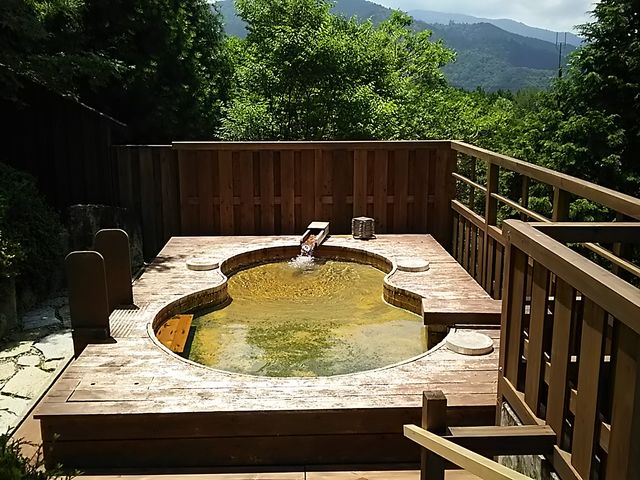 底はコンクリートでざらざらしています。_ホテル 富貴の森
