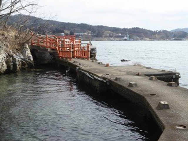 宮城県・気仙沼市・浮見堂跡 (ライト設備もお堂も被災したままの浮見堂跡)_浮見堂