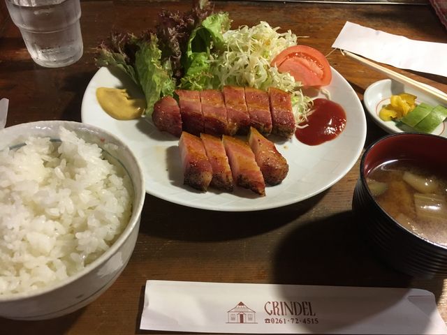 ベーコンステーキ定食です。我慢できず左の手前ひとかけら食べました。からしとケチャップをつけるのも美味_グリンデル
