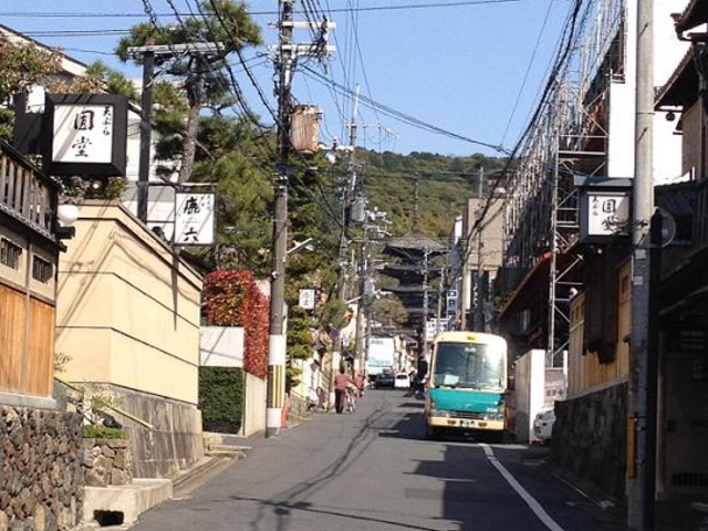八坂通り沿い_京都祇園・天ぷら八坂圓堂