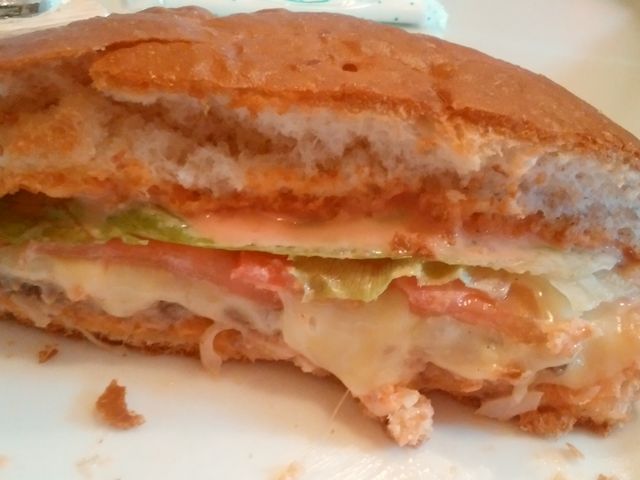 チーズバーガーはチーズがタップリです_デノーズ