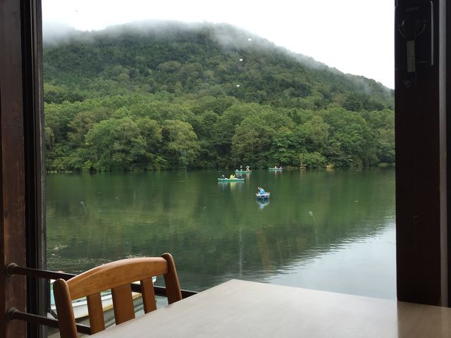窓の外は湯ノ湖_日光湯元レストハウス
