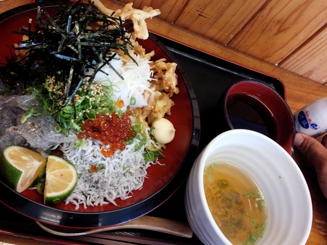 生しらすと釜揚げしらすとかき揚げのトリプル丼_豊洋丸