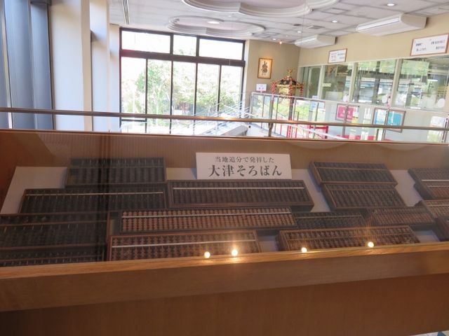 大津そろばんの展示_井筒八ッ橋本舗 追分店
