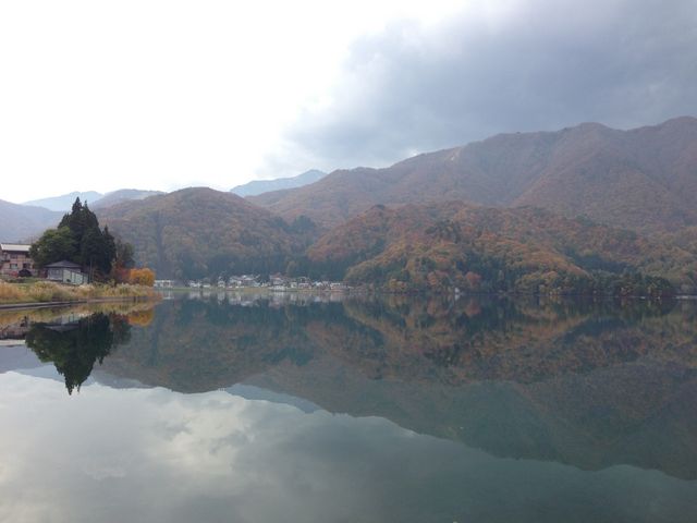 写真は湖の左手。_青木湖