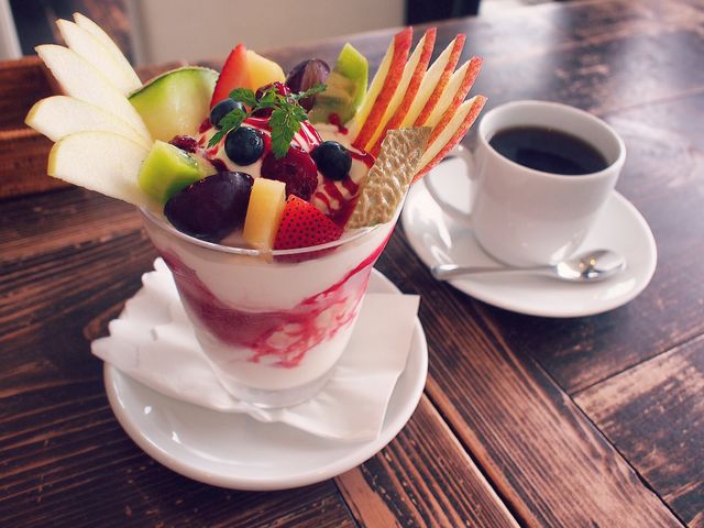 アイスクリームとフルーツたっぷりのパフェ_Patisserie T's Cafe 玉屋