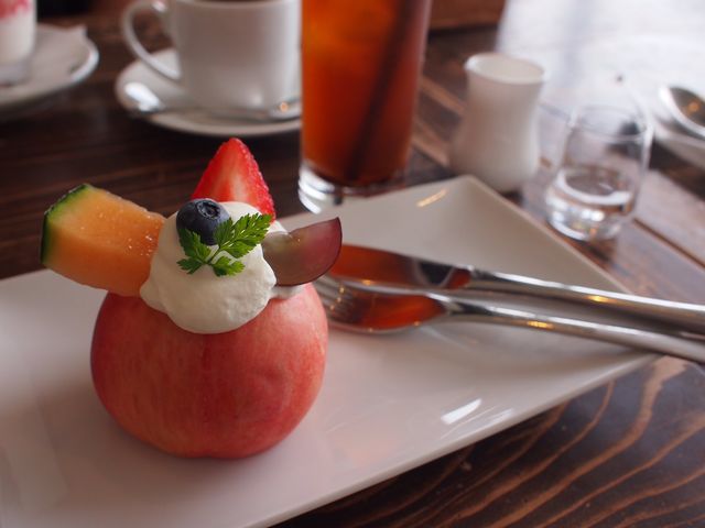 桃丸ごとのケーキ(?)_Patisserie T's Cafe 玉屋