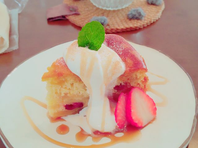 りんごの温かいケーキと生クリームの相性がとてもよかったです。_みずたまカフェ