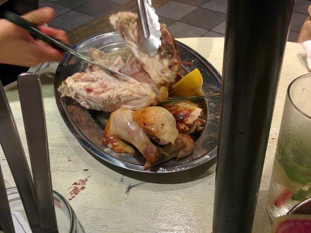 店員さんがきりわけてくれます_ビストロ チキート BISTRO CHICKEAT