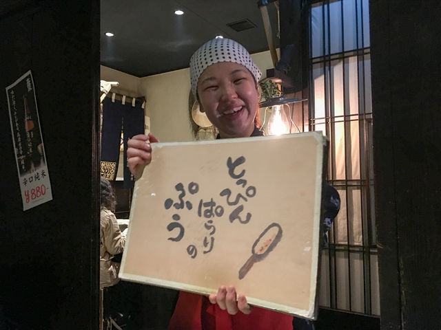 お店のお姉さんが紙芝居をしてくれます。_秋田きりたんぽ屋