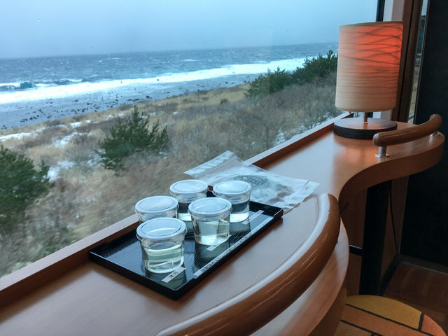 橅にて地酒を飲み比べ_リゾートしらかみ