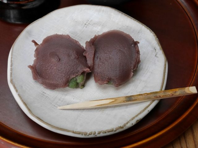 草餅にあんこがのったお菓子_中将堂本舗