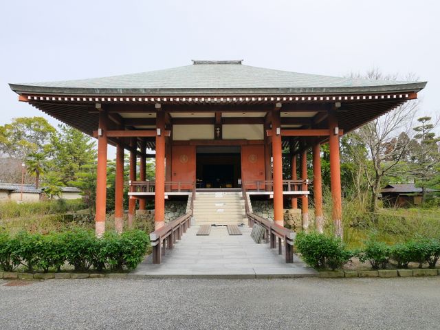 池に浮かんでいるかのような本堂_中宮寺