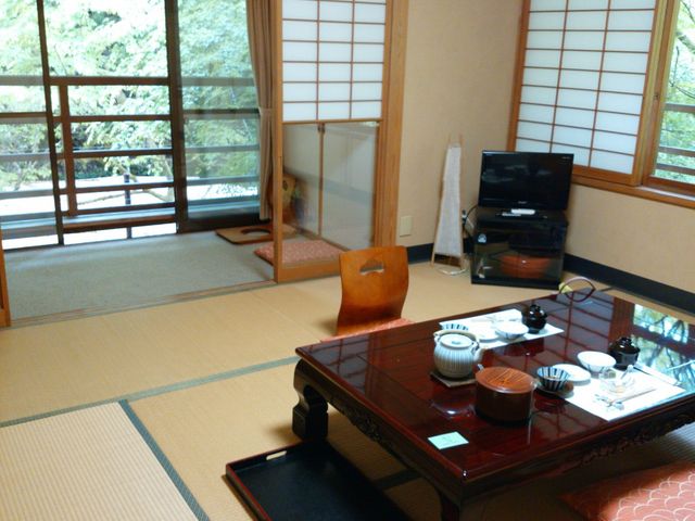 雨が降ってきたのでお部屋へ移動_貴船べにや