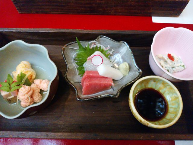 赤いテーブルは川床_貴船べにや