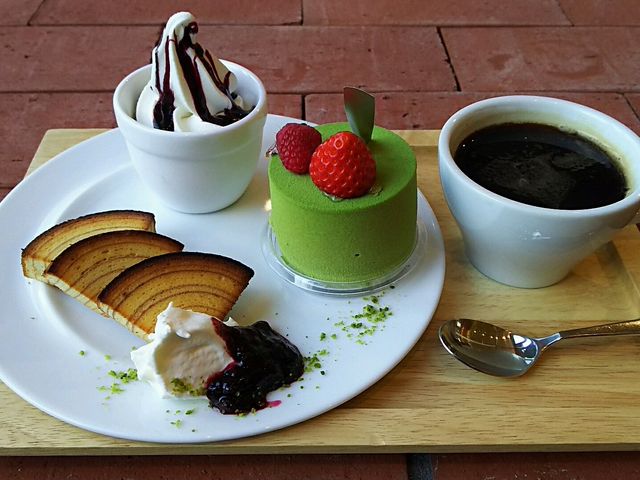 ピスタチオのムースを選んでデザートプレート_壺屋総本店 き花の杜