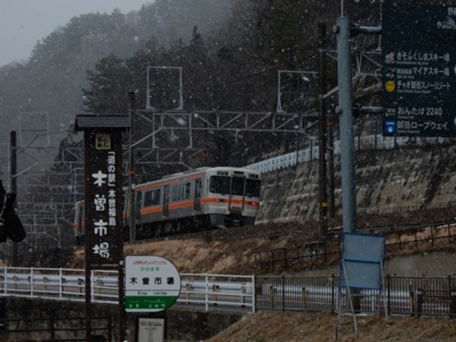 道の駅木曽福島からみる中央西線普通列車_道の駅 木曽福島