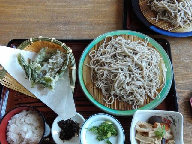 お蕎麦は大盛です!コシが強く天ぷらもサクサクで美味しかったです♪
そば茶に、そば湯まで頂けます。_そば処 春来てっぺん
