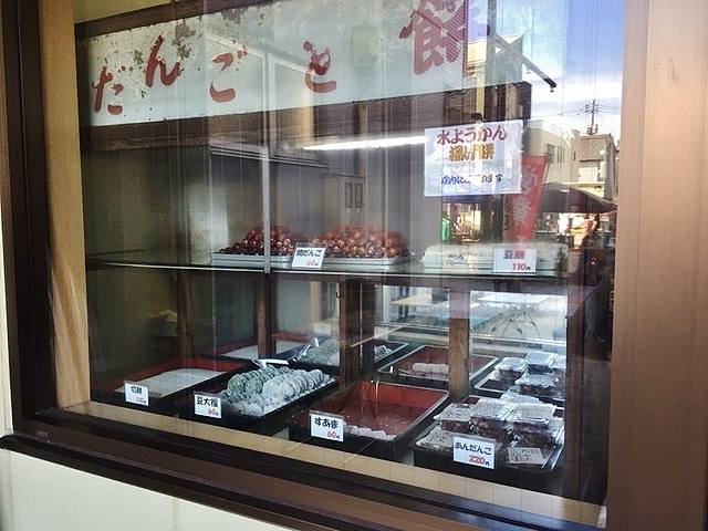 店頭のショーケース_伊勢屋