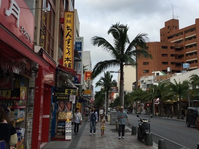 店の前通り_新垣ちんすこう本舗 国際通り松尾店