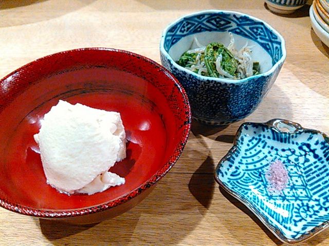 お通しは絶品豆腐+1品_ワインと日本酒 小料理 雨ねこ。
