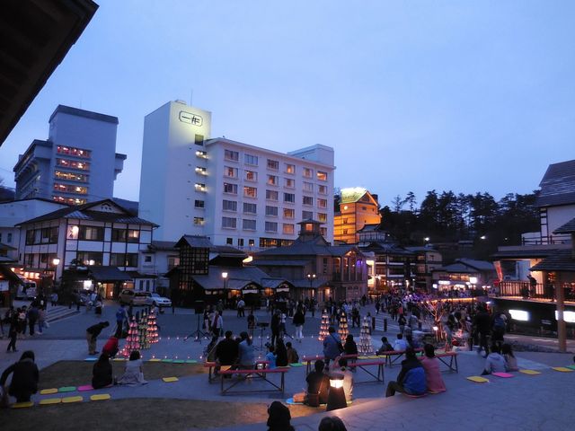 湯畑に面したとうじひろ_湯路広場