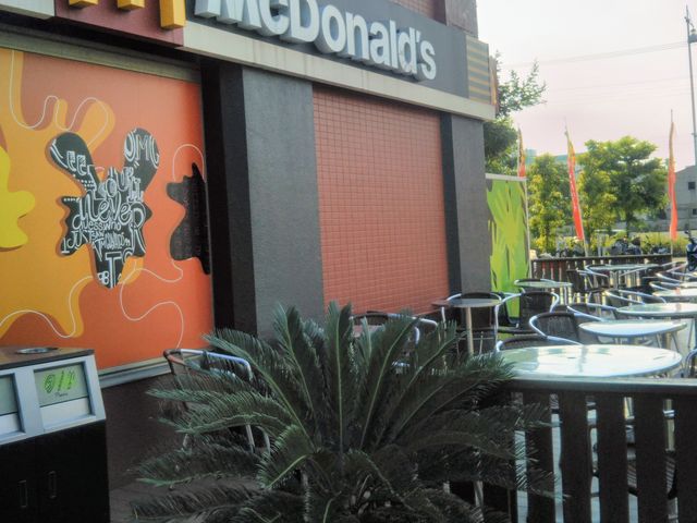 『マクドナルド 横浜ベイサイドマリーナプラザ店』のテラス席。_マクドナルド横浜ベイサイドマリーナプラザ店