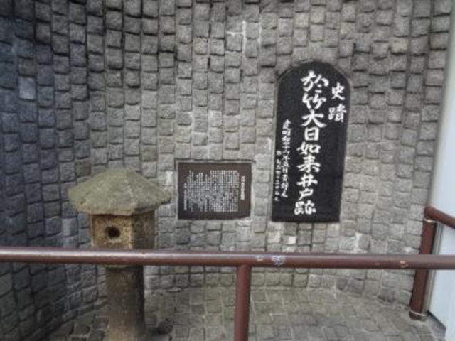 オフィス街の裏通りにあります_於竹大日如来井戸跡