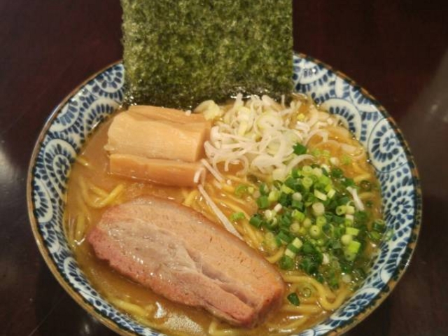 濃厚鶏だし煮干しらーめん。_らーめんなが田