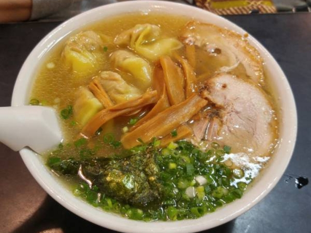 雲呑麺(わんたんめん)。_支那そば屋 こうや