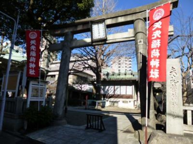 住宅街の小さな神社です_矢先稲荷神社