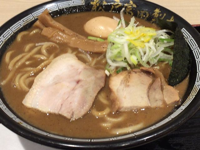 濃厚なスープでした_松戸富田製麺