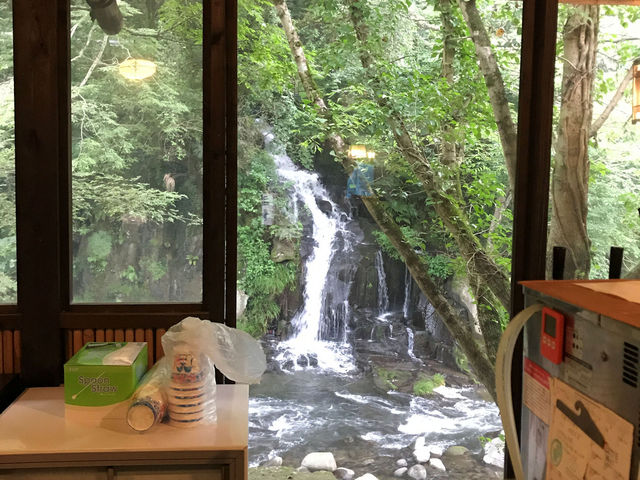 露天風呂から出てかき氷を食べながら滝を眺めることができます_琴ひら温泉「ゆめ山水」