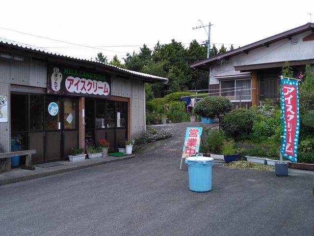 奥まったところにお店が_MILK LAND FARM