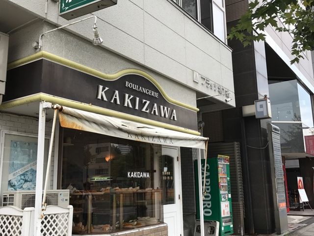 窓から美味しそうなパンが見えます。_リヨンドールカキザワ