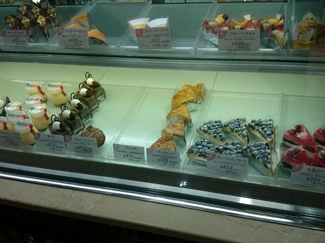 ショーウインドウに並ぶスイーツ_タルトタタン 盛岡駅店