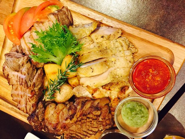 コースででてきたボリュームたっぷりのお肉_パセラ 渋谷店