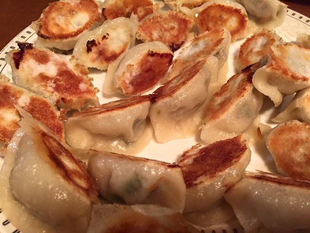 てんこ盛りの焼き餃子_餃子王