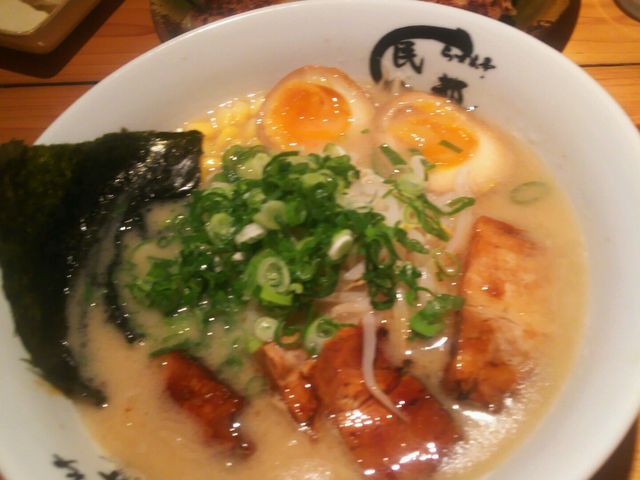 豚骨ラーメン角煮入りです。_らーめん亭 民都