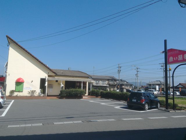 個性的な、すっきりした外観です。_赤い屋根