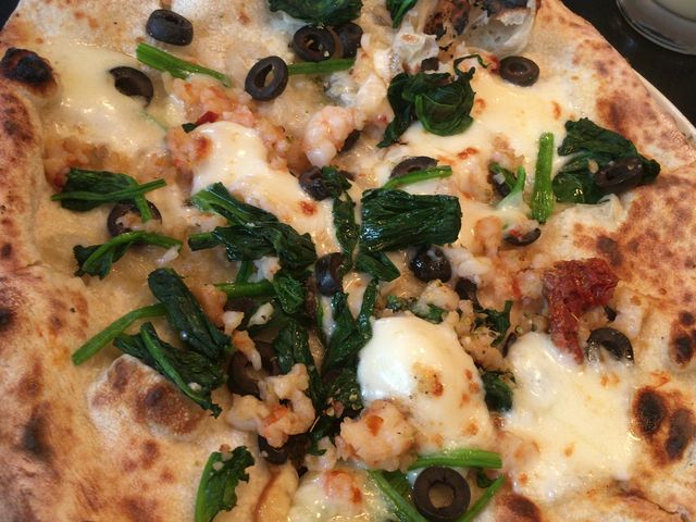 えびとほうれん草のピザ_AOI NAPOLI 青いナポリ イン・ザ・パーク