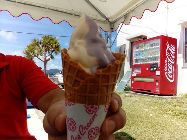 紫いものソフトクリーム_ブルーシールーパーラー恩納店