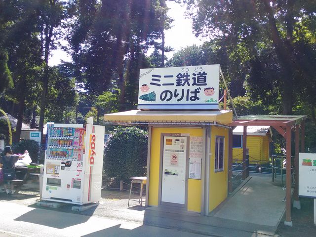 園内を周るミニ鉄道のりば_草ぶえの丘りいど