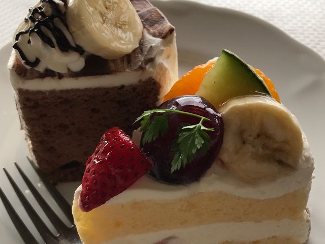 二階のカフェから海が一望できる_オカモト・シェ・ダムール 小浜店
