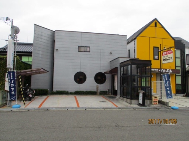 白の建物です。手前が駐車場です。_がけっぷち