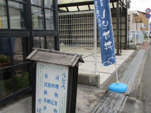 のぼりの右側も駐車場です。_がけっぷち