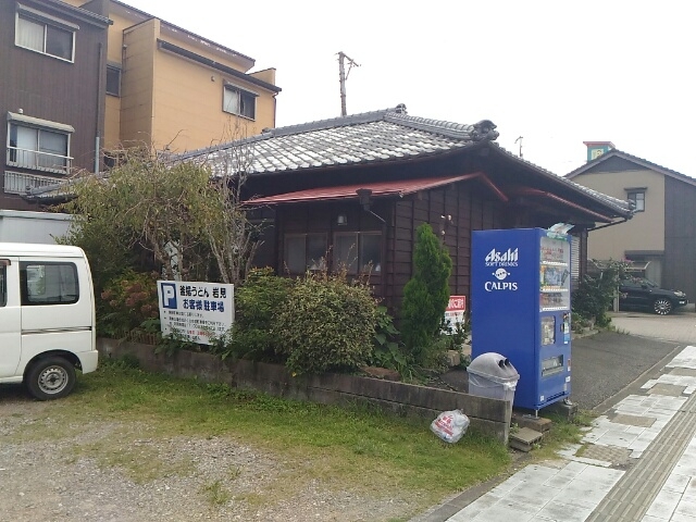 駐車場から外観_釜揚うどん岩見